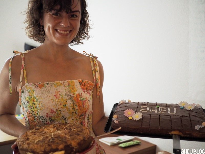 Frau mit Kuchen