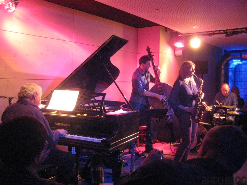 Band mit Piano, Sax, Bass, Drums